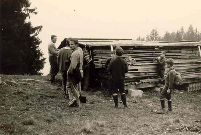 Bauteile für die Hütte 1956
